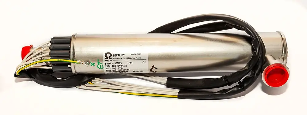 Heizelement von Daikin mit rotem Anschluss und mehreren Kabeln. Metallgehäuse, geeignet für monoblockähnliche Anwendungen.